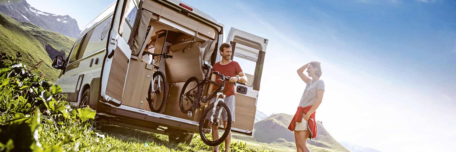 Wohnmobil mit 2 Personen und Fahrrädern